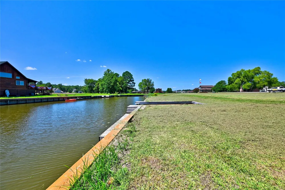 94 Wildwood Lake Drive Huntsville, TX 77340