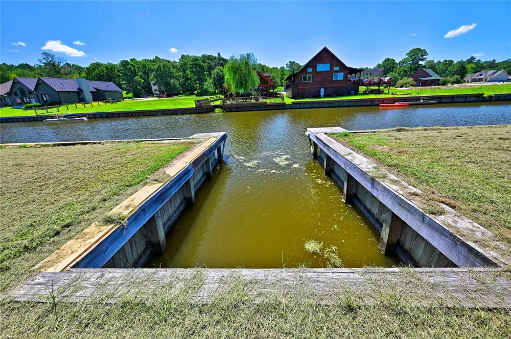 94 Wildwood Lake Drive Huntsville, TX 77340