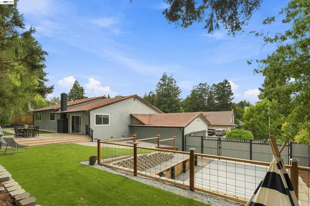 1084 Jamie Dr Concord, CA 94518