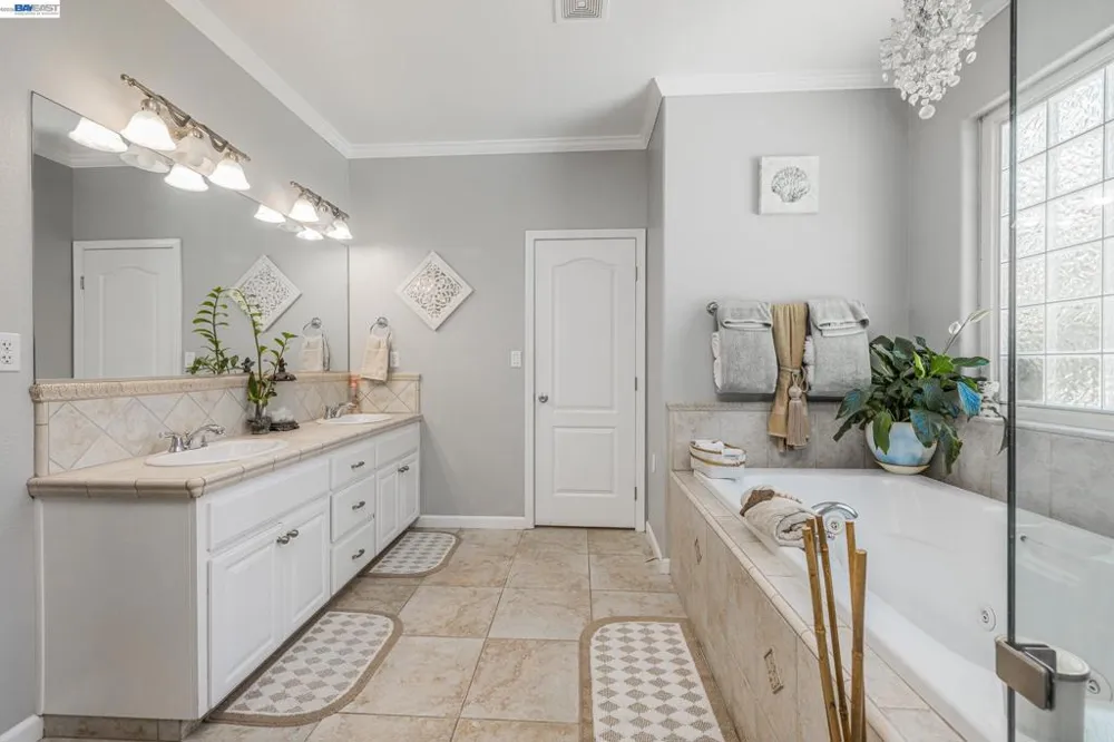 3448 E Howard Ct Visalia, CA 93292