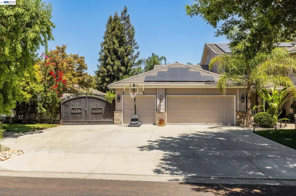 3448 E Howard Ct Visalia, CA 93292