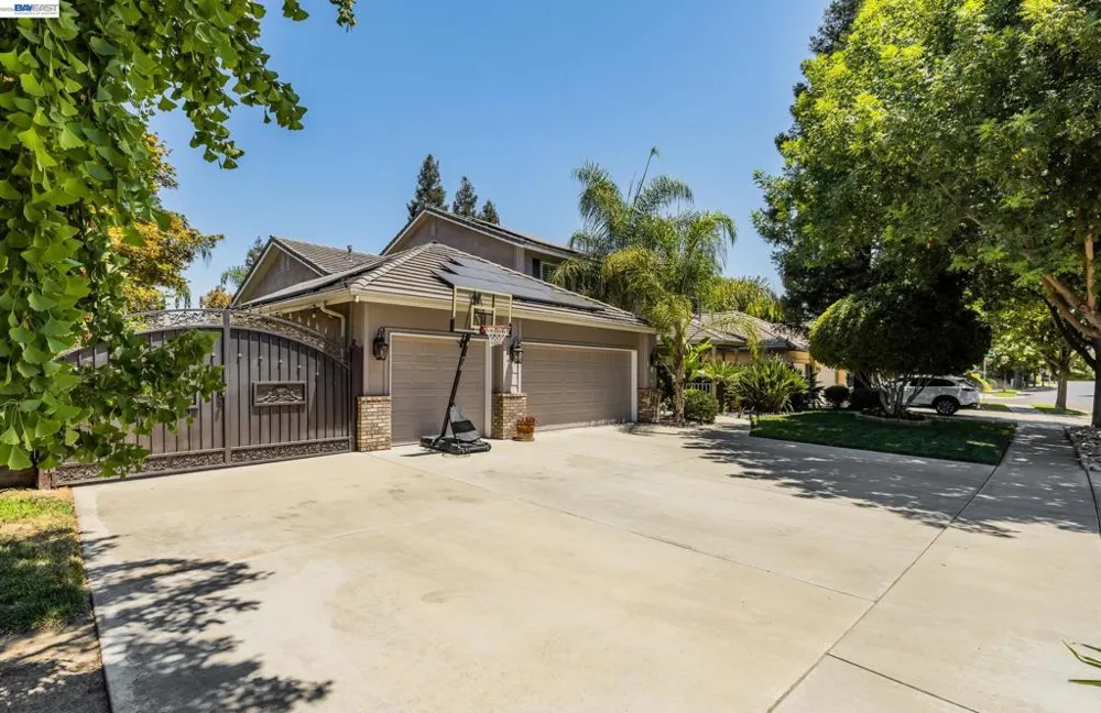3448 E Howard Ct Visalia, CA 93292