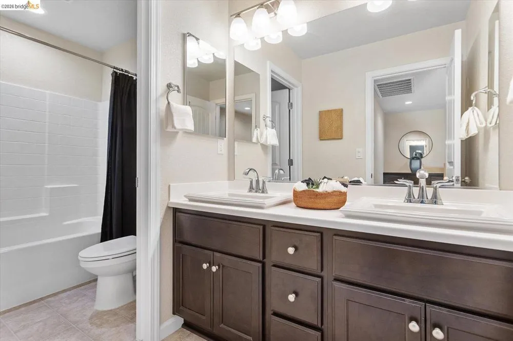 4352 Vanguard DR Modesto, CA 95356
