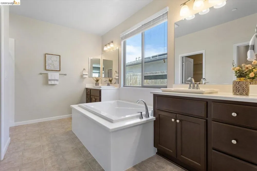 4352 Vanguard DR Modesto, CA 95356