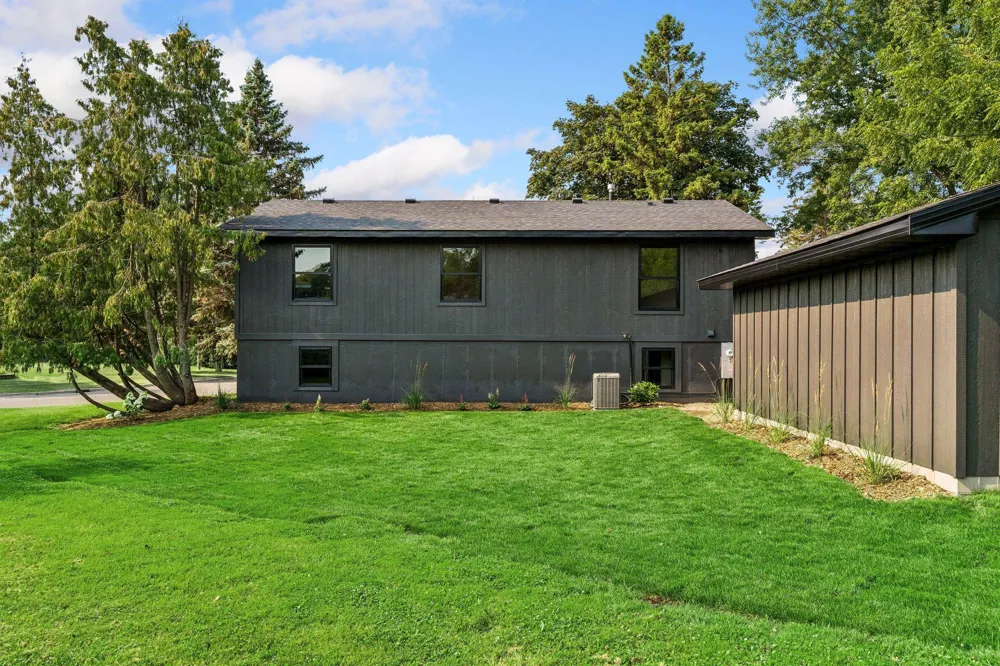 640 Grospoint Lane Oakdale, MN 55128