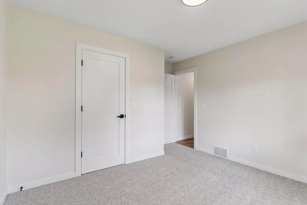 640 Grospoint Lane Oakdale, MN 55128