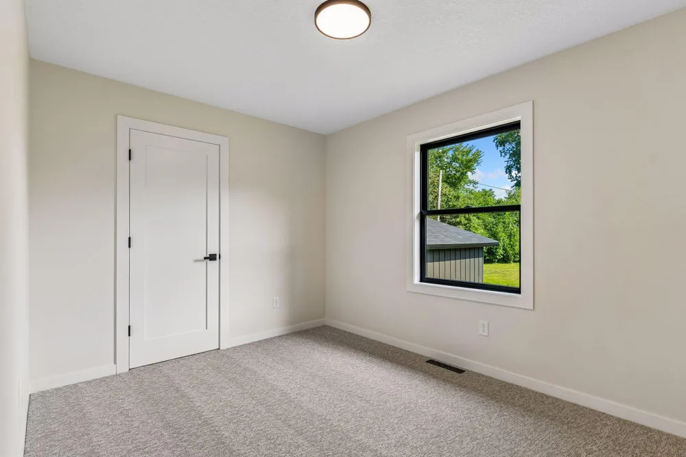 640 Grospoint Lane Oakdale, MN 55128