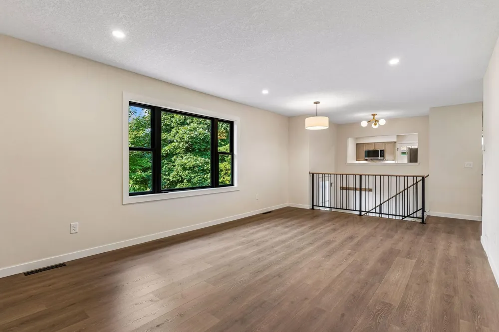 640 Grospoint Lane Oakdale, MN 55128