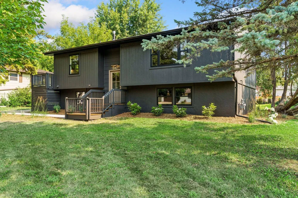 640 Grospoint Lane Oakdale, MN 55128