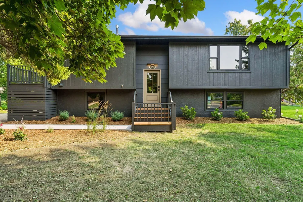640 Grospoint Lane Oakdale, MN 55128