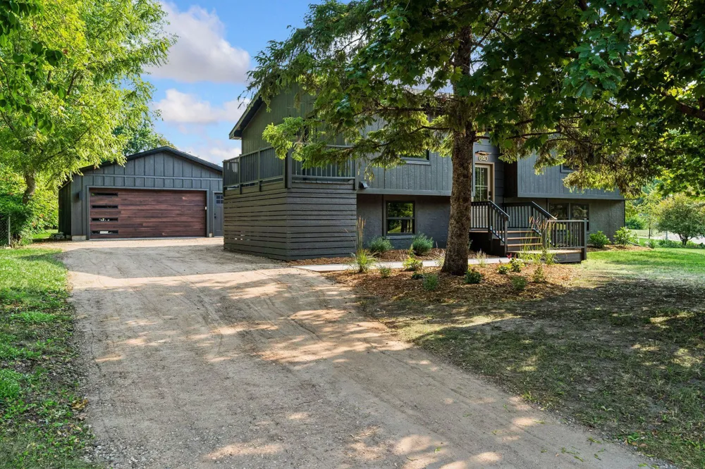 640 Grospoint Lane Oakdale, MN 55128