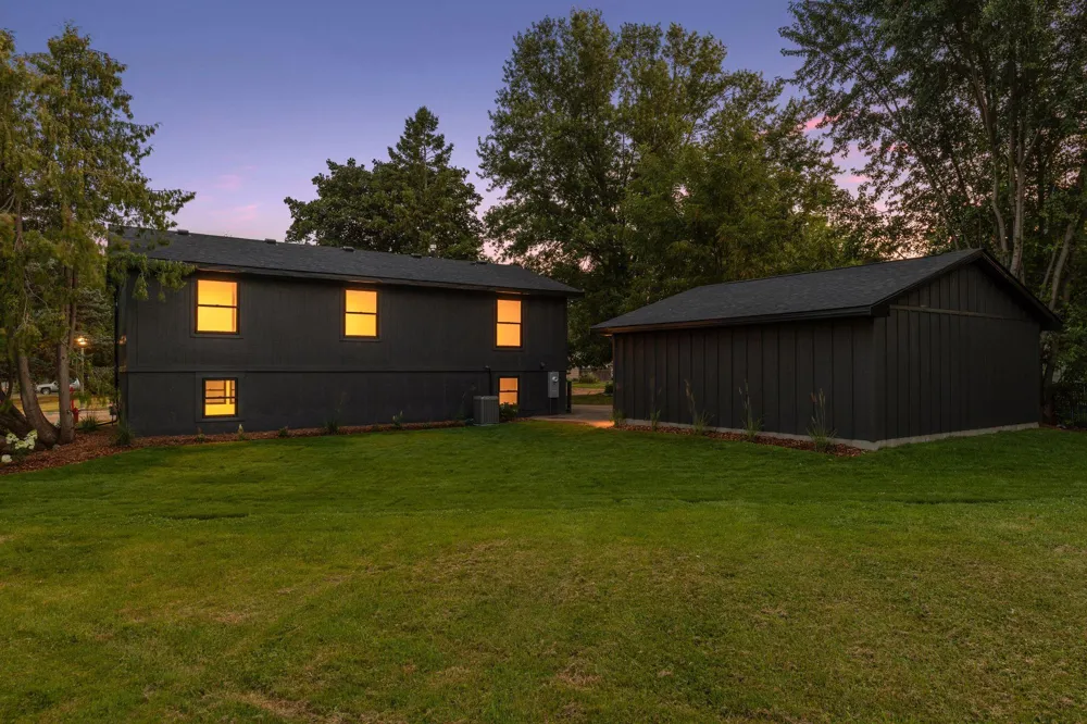 640 Grospoint Lane Oakdale, MN 55128