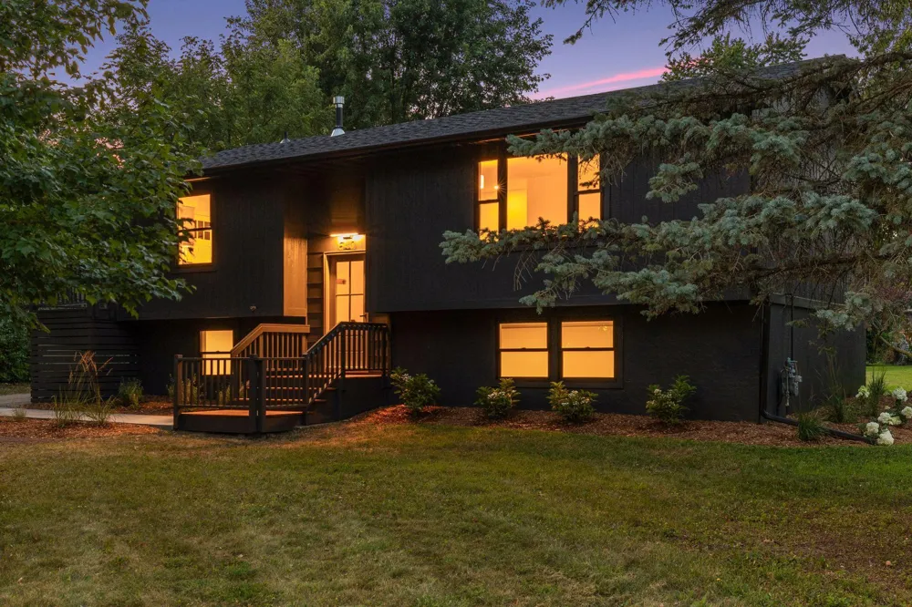 640 Grospoint Lane Oakdale, MN 55128