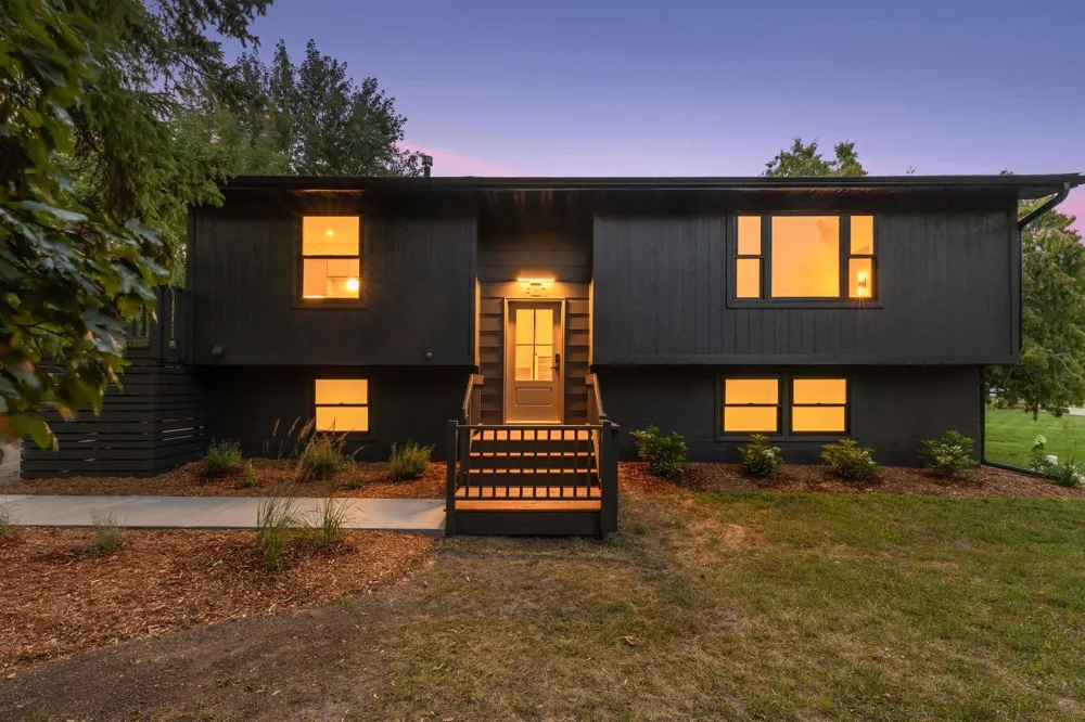 640 Grospoint Lane Oakdale, MN 55128