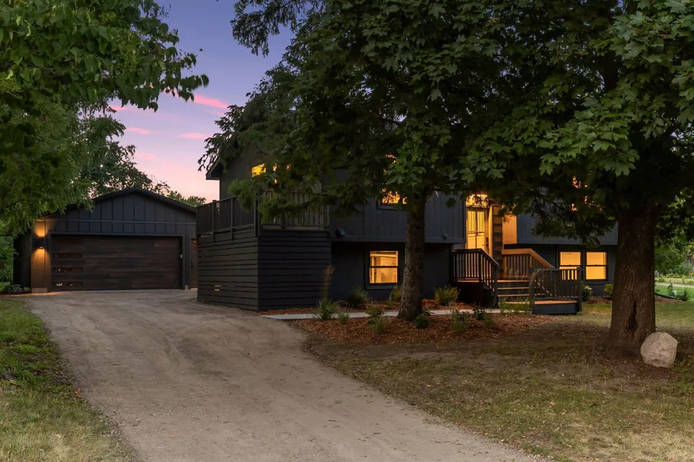 640 Grospoint Lane Oakdale, MN 55128