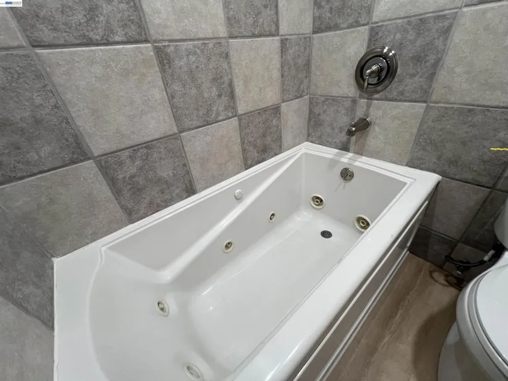 4176 San Pablo Dam Rd #B El Sobrante, CA 94803