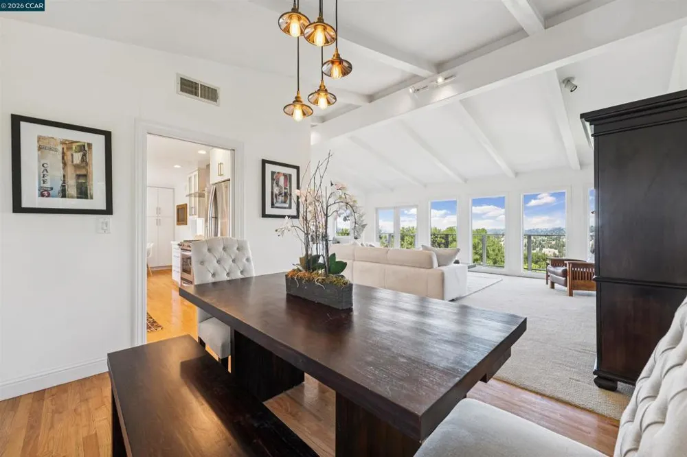 210 Courtney Ln Orinda, CA 94563