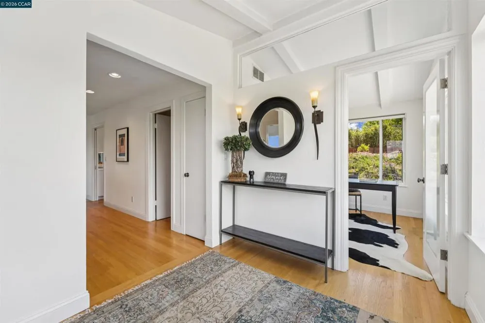 210 Courtney Ln Orinda, CA 94563