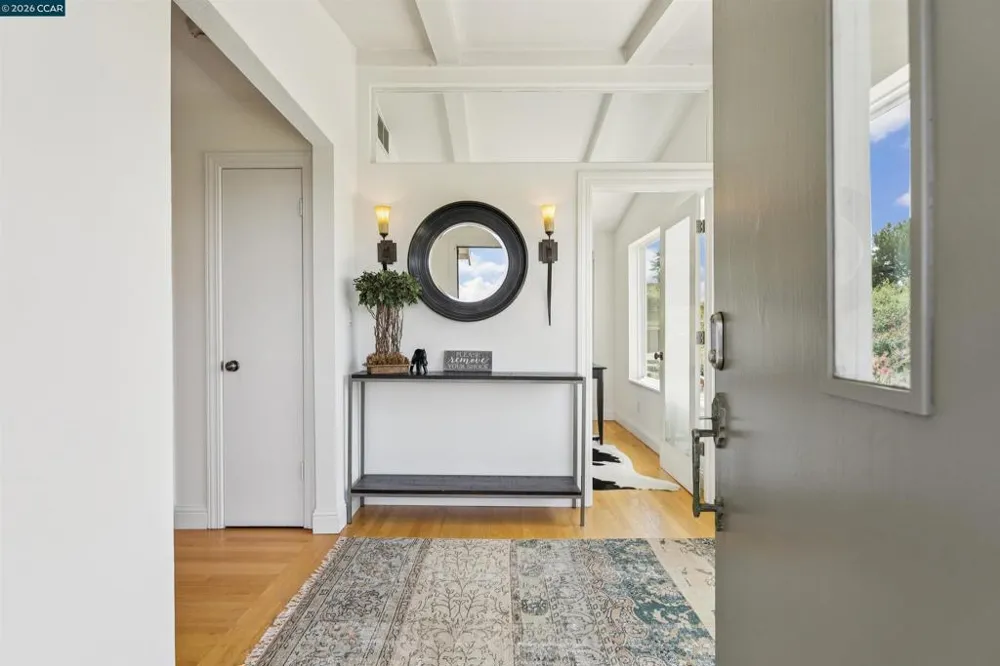 210 Courtney Ln Orinda, CA 94563
