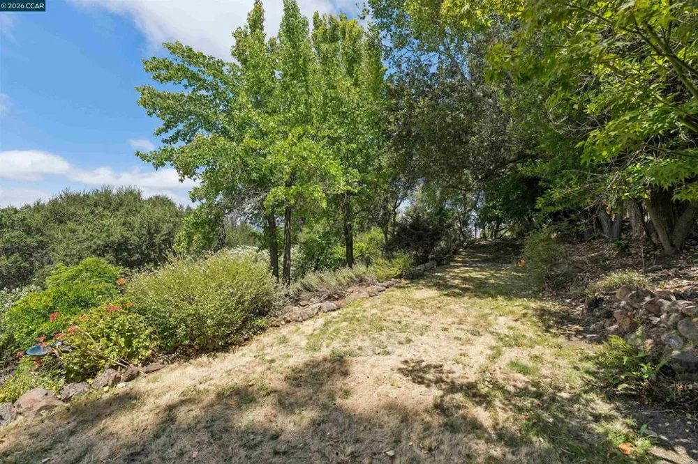 210 Courtney Ln Orinda, CA 94563