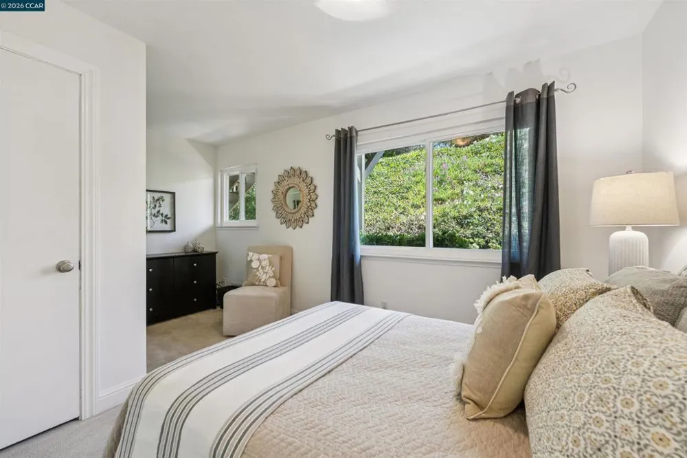 210 Courtney Ln Orinda, CA 94563