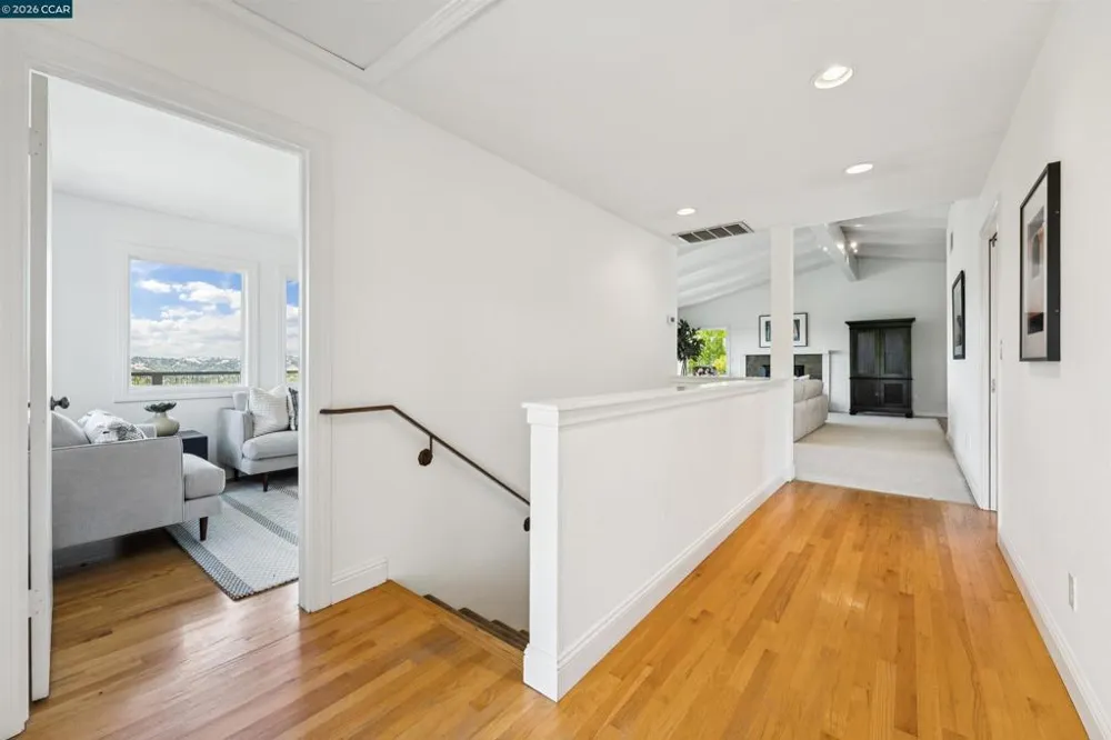 210 Courtney Ln Orinda, CA 94563