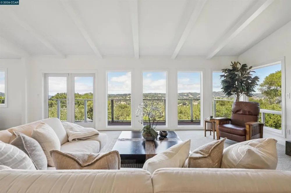 210 Courtney Ln Orinda, CA 94563