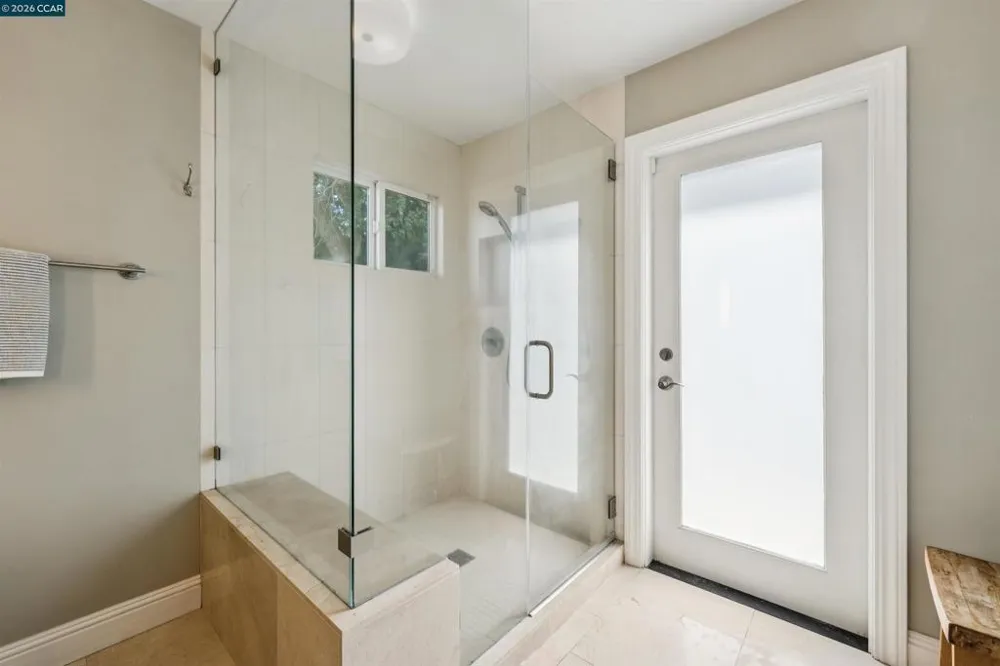 210 Courtney Ln Orinda, CA 94563
