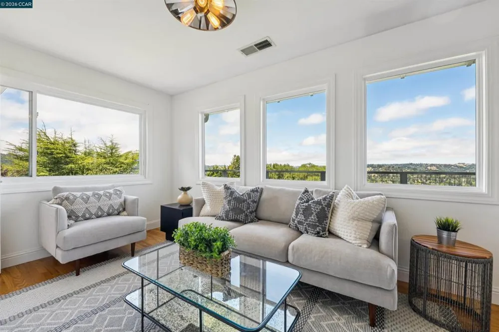 210 Courtney Ln Orinda, CA 94563