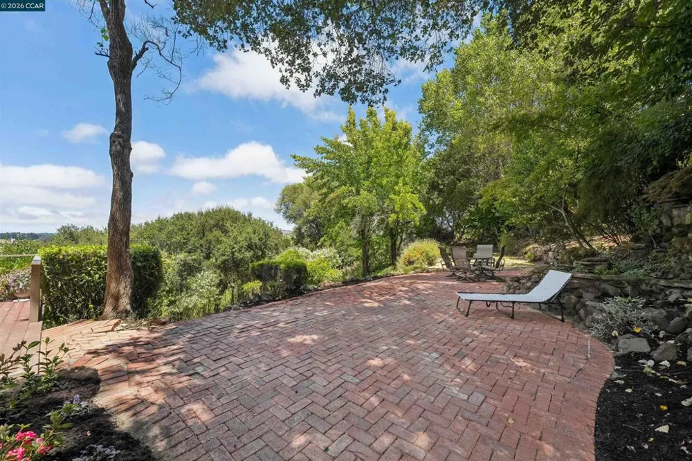 210 Courtney Ln Orinda, CA 94563
