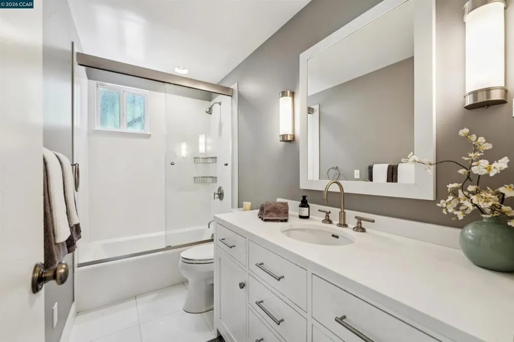 210 Courtney Ln Orinda, CA 94563