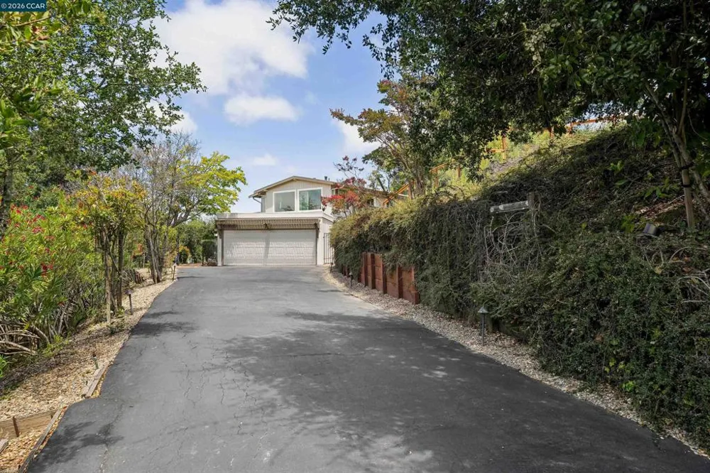 210 Courtney Ln Orinda, CA 94563
