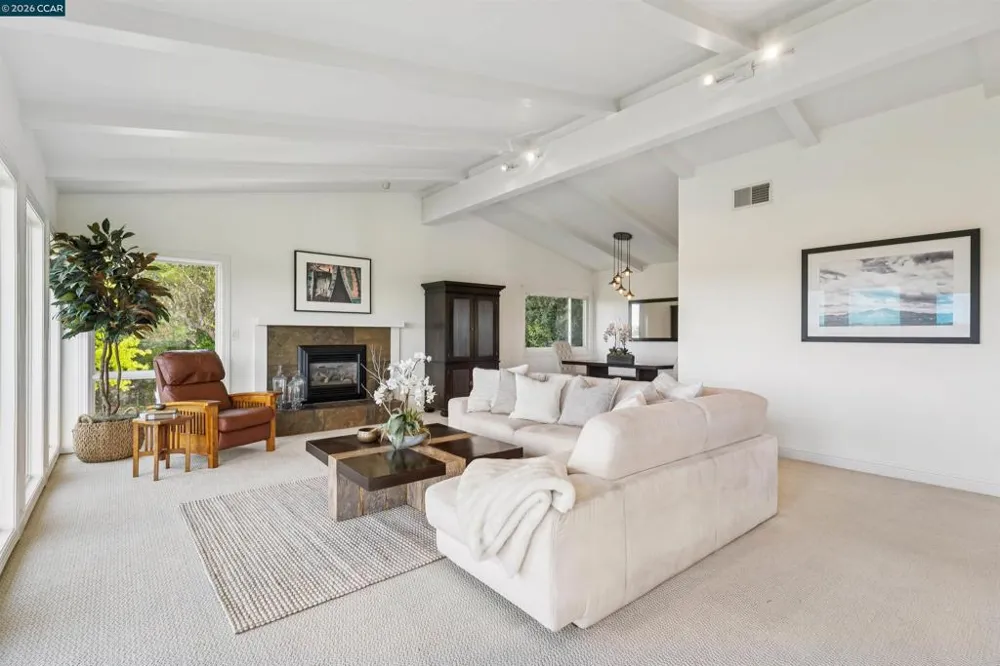 210 Courtney Ln Orinda, CA 94563
