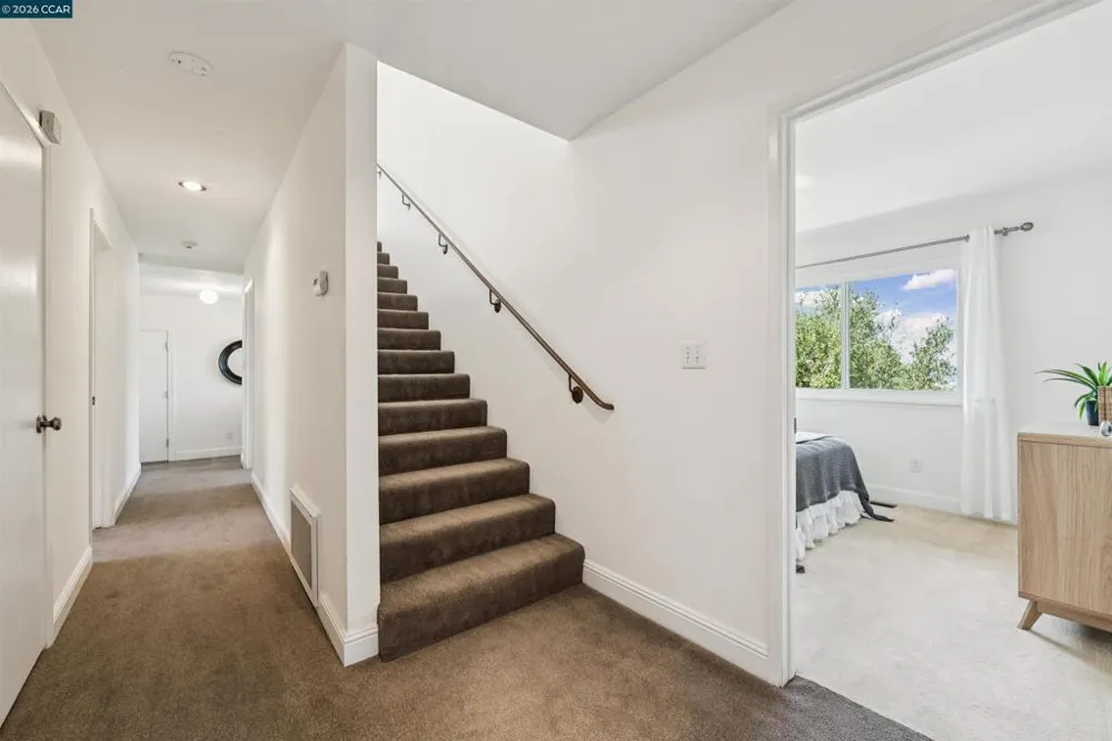 210 Courtney Ln Orinda, CA 94563