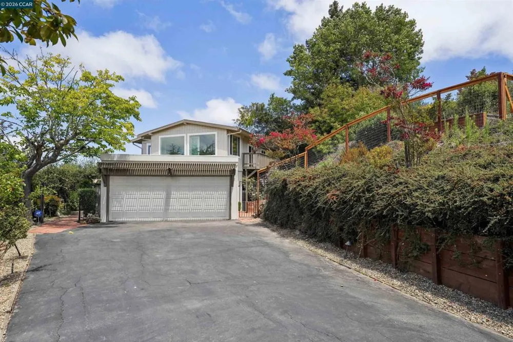 210 Courtney Ln Orinda, CA 94563
