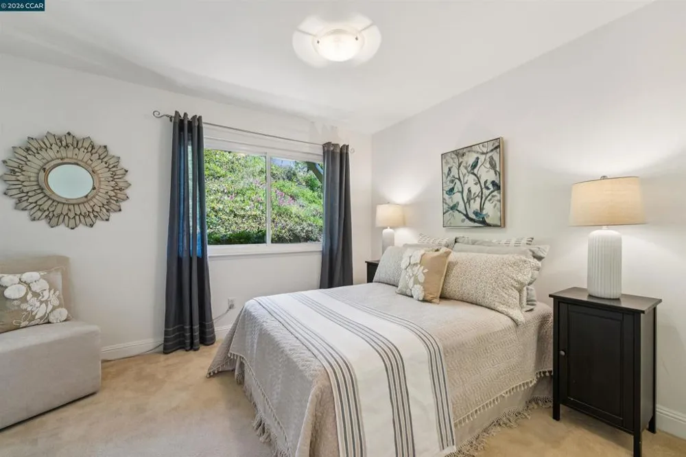 210 Courtney Ln Orinda, CA 94563