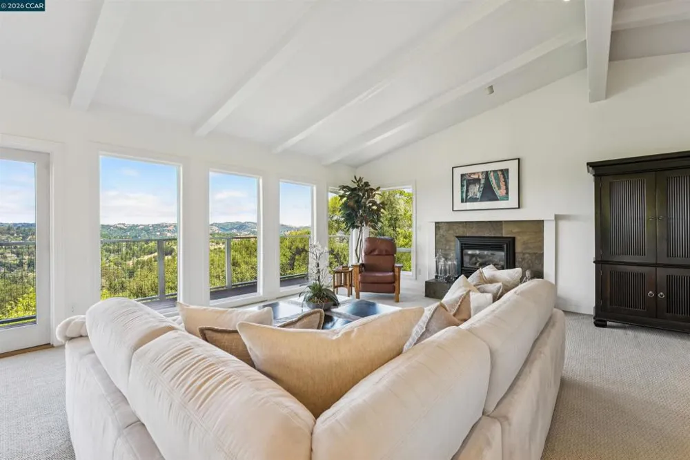 210 Courtney Ln Orinda, CA 94563