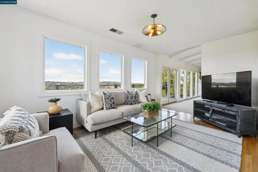210 Courtney Ln Orinda, CA 94563