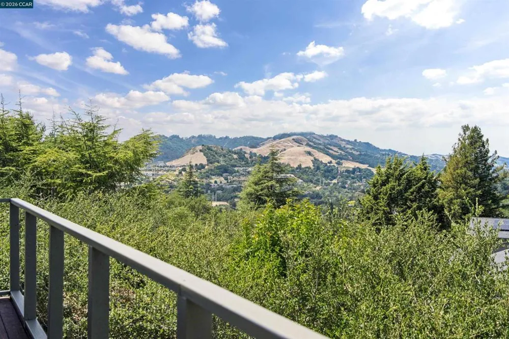 210 Courtney Ln Orinda, CA 94563