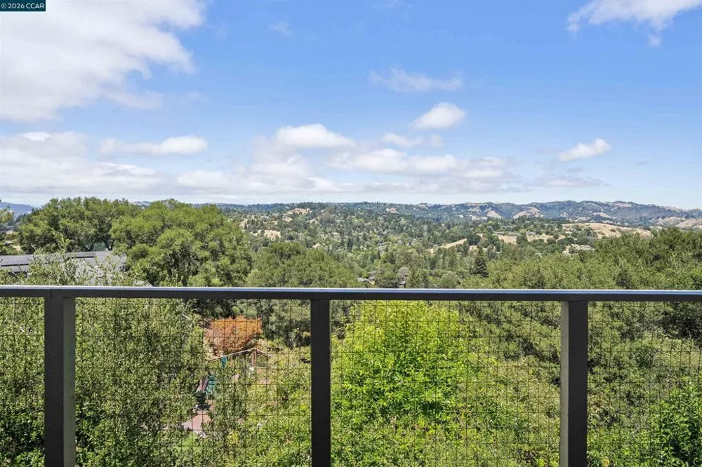 210 Courtney Ln Orinda, CA 94563