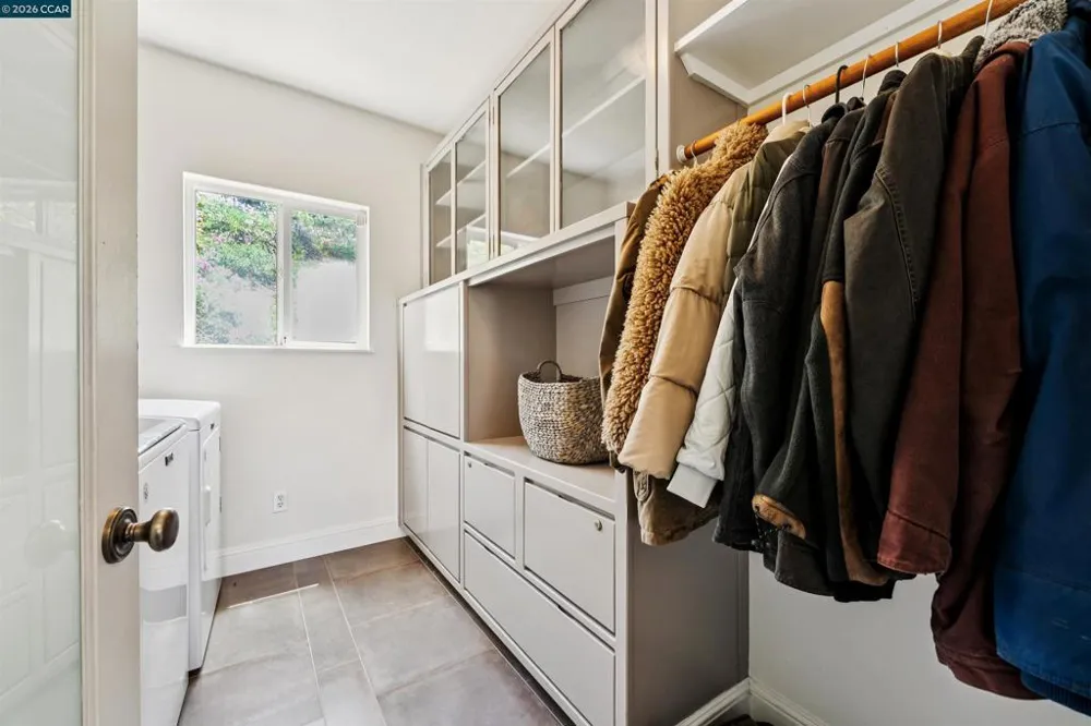 210 Courtney Ln Orinda, CA 94563