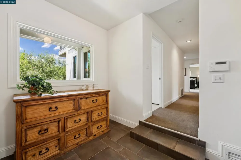 210 Courtney Ln Orinda, CA 94563