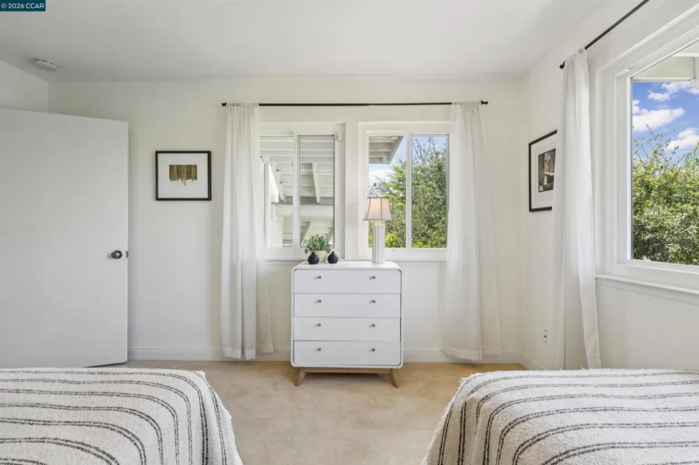 210 Courtney Ln Orinda, CA 94563