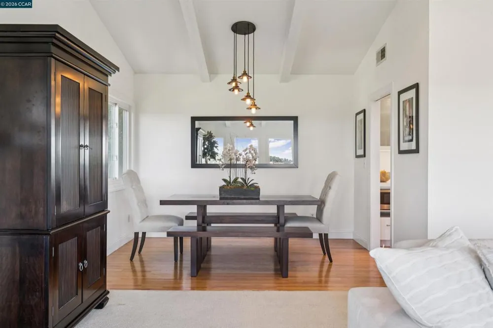 210 Courtney Ln Orinda, CA 94563