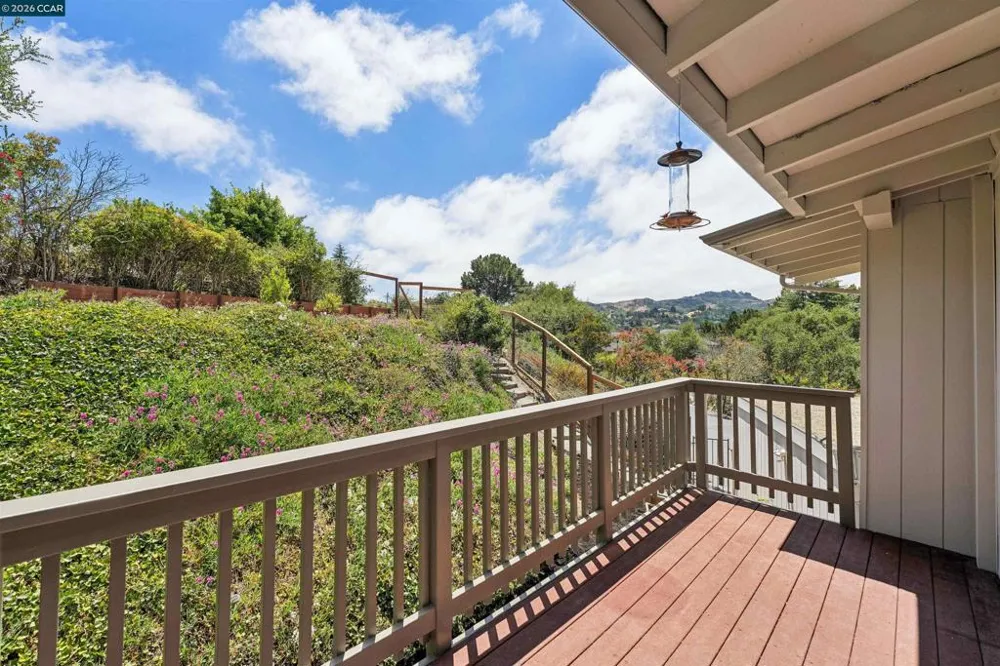 210 Courtney Ln Orinda, CA 94563