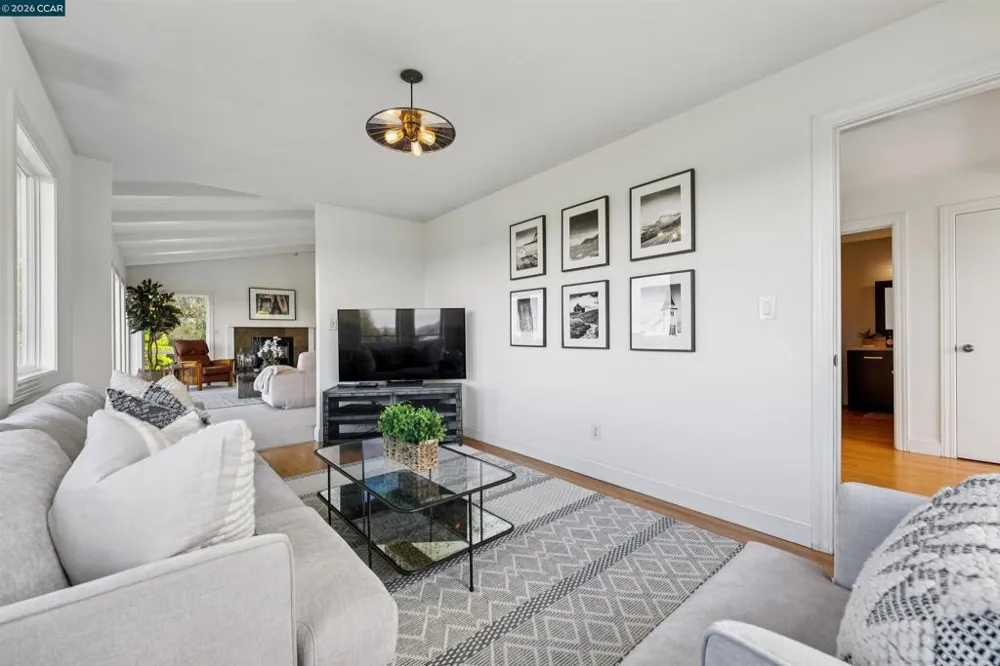 210 Courtney Ln Orinda, CA 94563