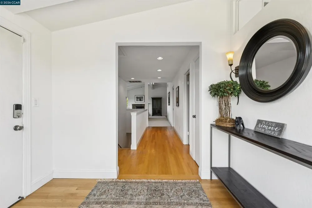 210 Courtney Ln Orinda, CA 94563