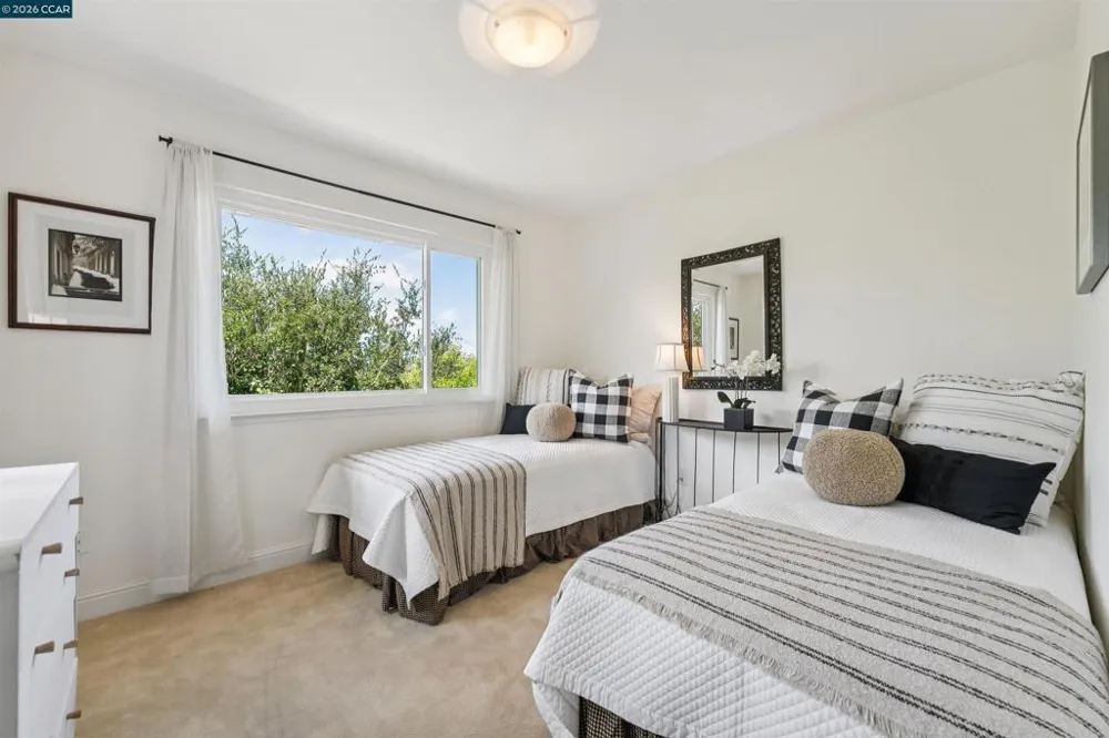 210 Courtney Ln Orinda, CA 94563