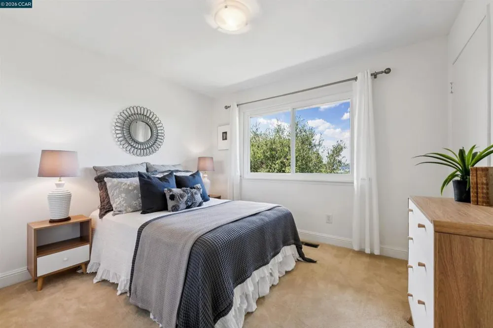 210 Courtney Ln Orinda, CA 94563