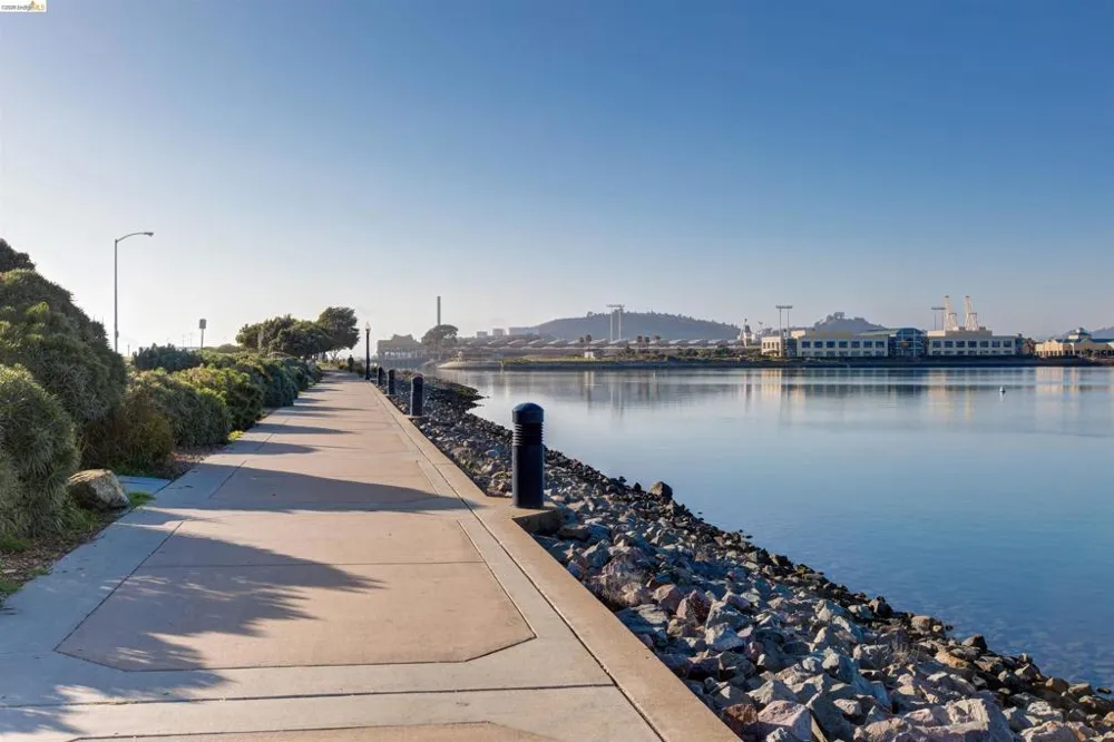 12 Bayside Ct Richmond, CA 94804